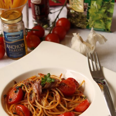 Krok 3 - Spaghetti z pomidorkami cherry, anchois i prażoną bułką tartą foto