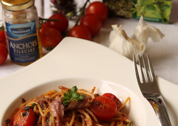 Fotografia przedstawiająca Spaghetti z pomidorkami cherry, anchois i prażoną bułką tartą