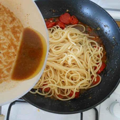 Krok 2 - Spaghetti z pomidorkami cherry, anchois i prażoną bułką tartą foto