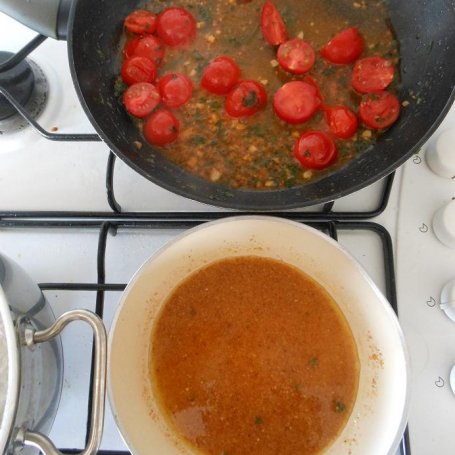 Krok 1 - Spaghetti z pomidorkami cherry, anchois i prażoną bułką tartą foto