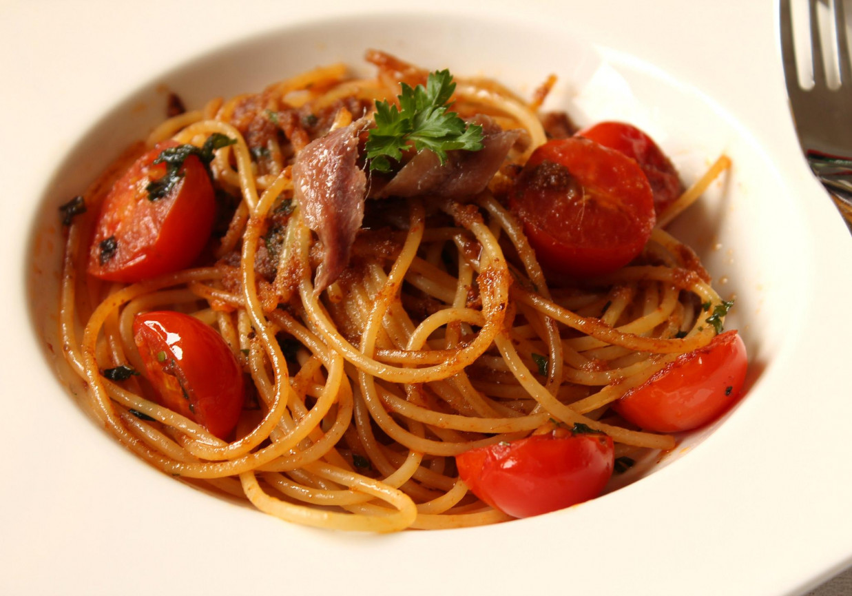 Spaghetti z pomidorkami cherry, anchois i prażoną bułką tartą foto