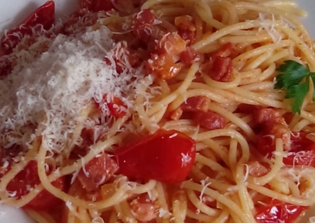 Fotografia przedstawiająca Spaghetti z pomidorkami i boczkiem