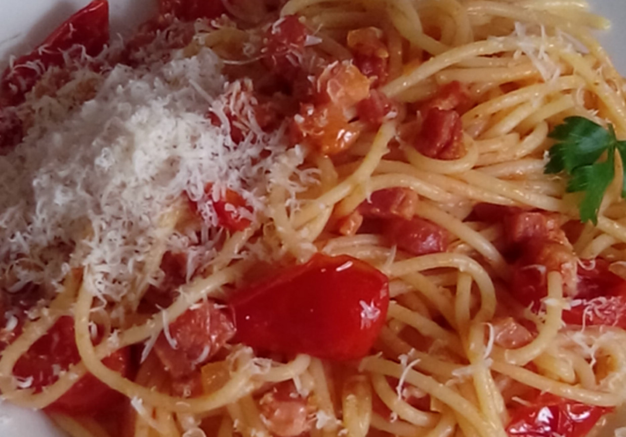 Spaghetti z pomidorkami i boczkiem foto
