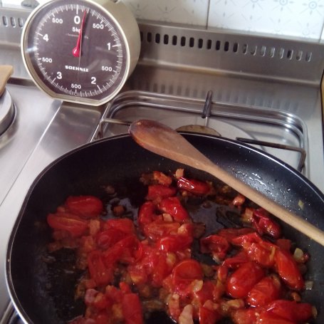 Krok 5 - Spaghetti z pomidorkami i boczkiem foto