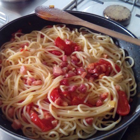Krok 7 - Spaghetti z pomidorkami i boczkiem foto