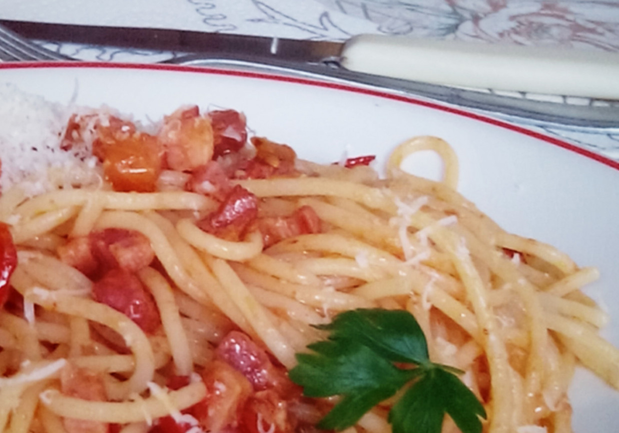 Spaghetti z pomidorkami i boczkiem foto