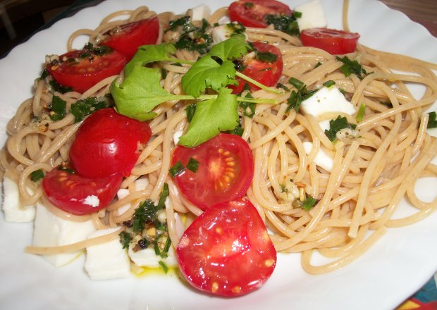 Fotografia przedstawiająca Spaghetti z pomidorkami i kozim serem