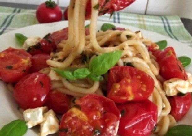 Fotografia przedstawiająca Spaghetti z pomidorkami koktajlowymi z fetą