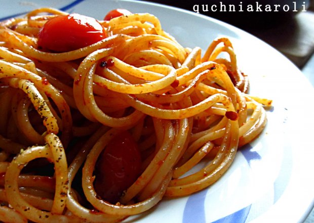 Fotografia przedstawiająca Spaghetti z pomidorkami koktajlowymi