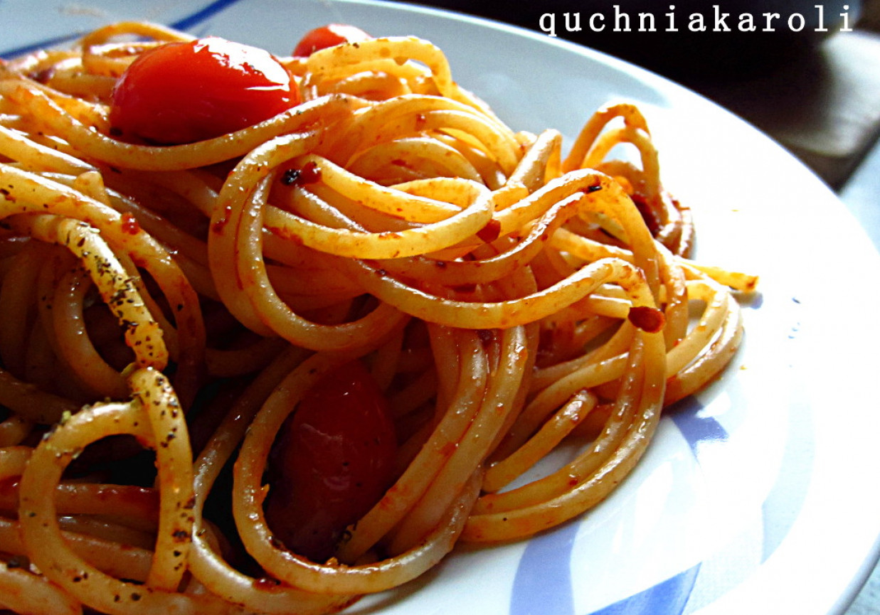 Spaghetti z pomidorkami koktajlowymi foto