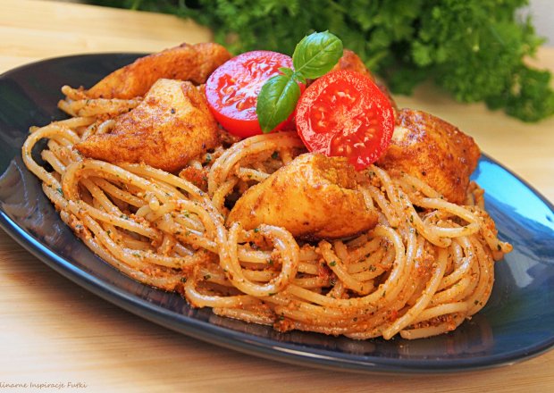 Fotografia przedstawiająca Spaghetti z pomidorowo - bazyliowym pesto i kurczakiem curry