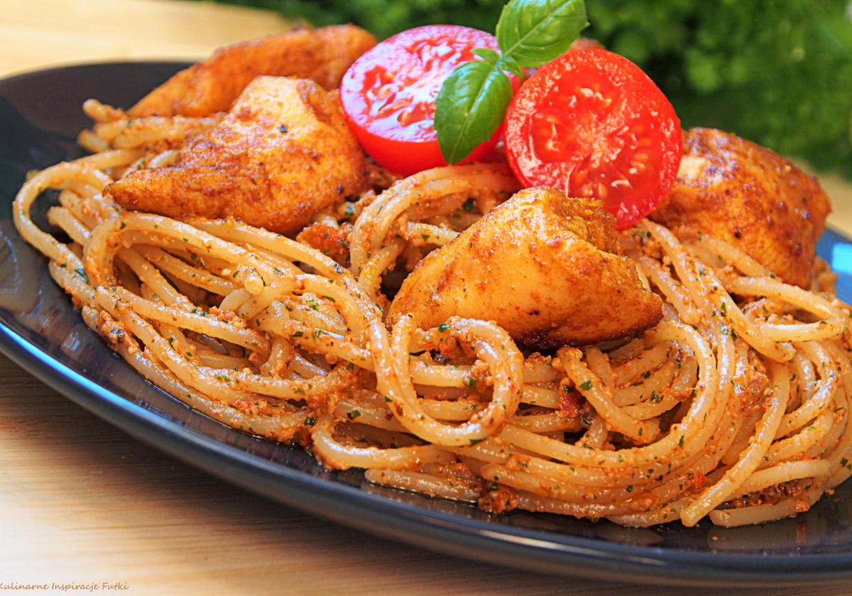 Spaghetti z pomidorowo - bazyliowym pesto i kurczakiem curry foto