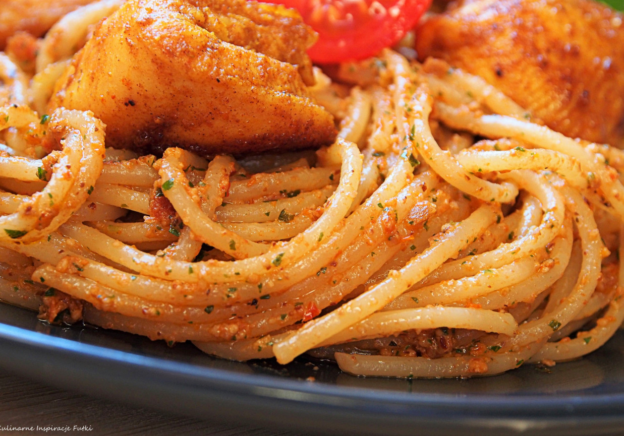 Spaghetti z pomidorowo bazyliowym pesto i kurczakiem curry