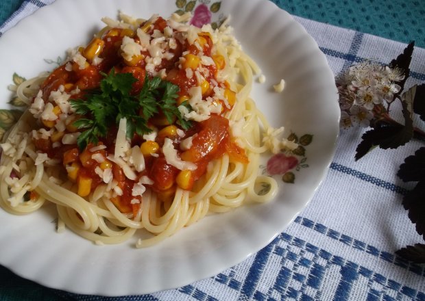 Fotografia przedstawiająca Spaghetti z pomidorowo-kukurydzianym sosem.