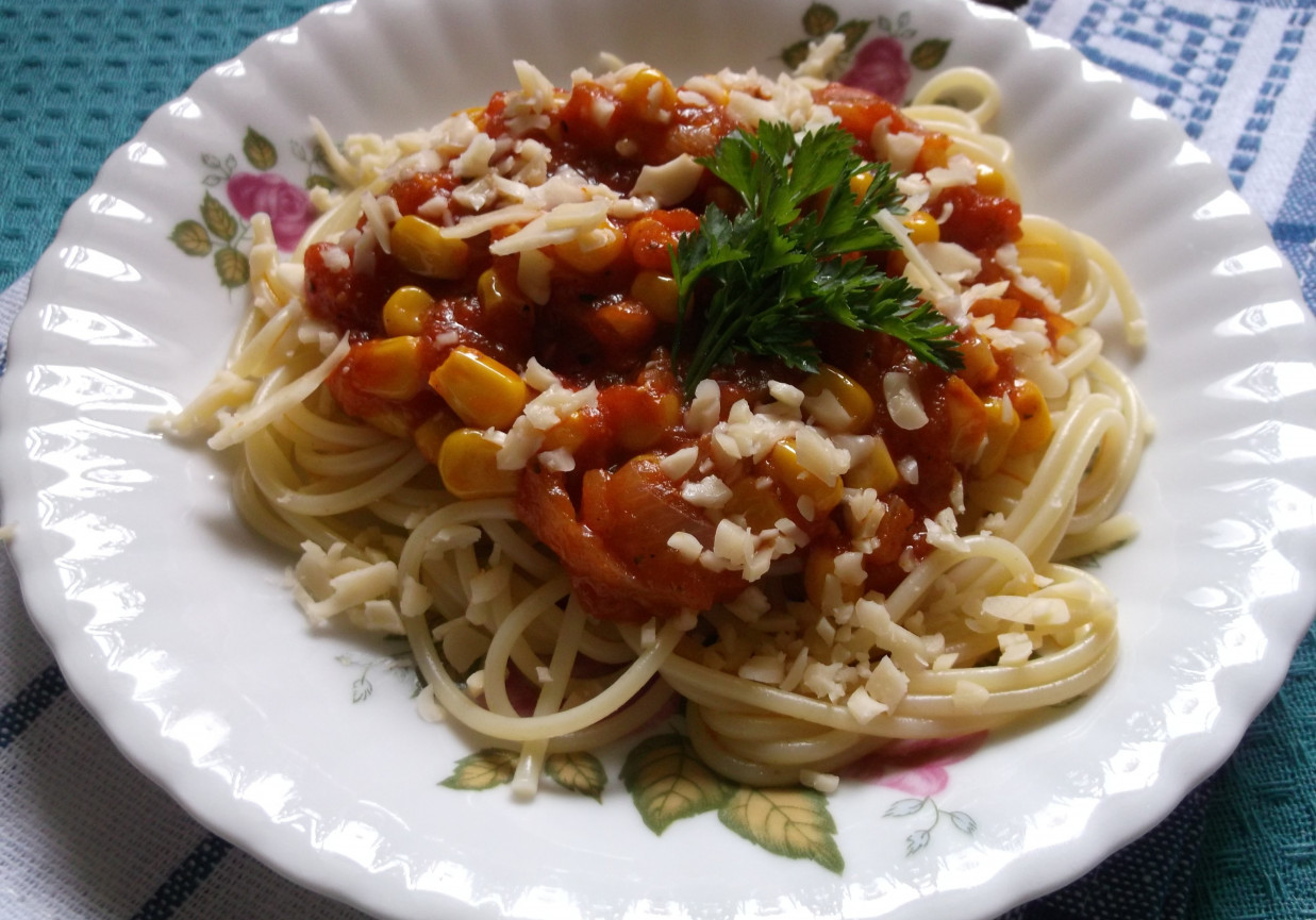 Spaghetti z pomidorowo-kukurydzianym sosem. foto