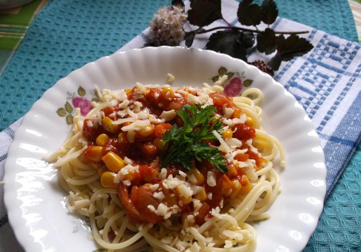 Spaghetti z pomidorowo-kukurydzianym sosem. foto