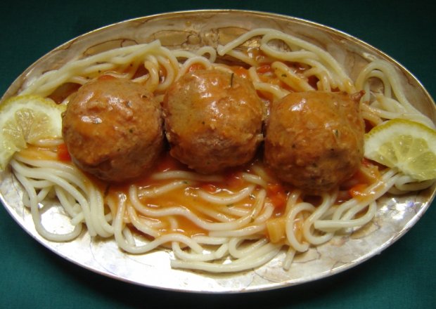 Fotografia przedstawiająca Spaghetti z pulpetami na sposób włoski
