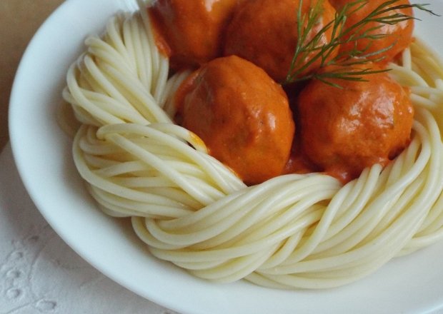 Fotografia przedstawiająca Spaghetti z pulpetami w sosie pomidorowo-śmietankowym