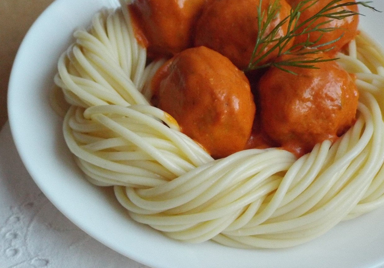 Spaghetti z pulpetami w sosie pomidorowo-śmietankowym foto