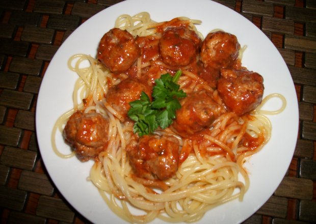 Fotografia przedstawiająca Spaghetti z pulpetami w sosie pomidorowym Zub3r'a