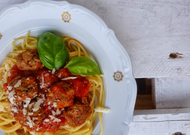 Fotografia przedstawiająca Spaghetti z pulpetami w sosie pomidorowym