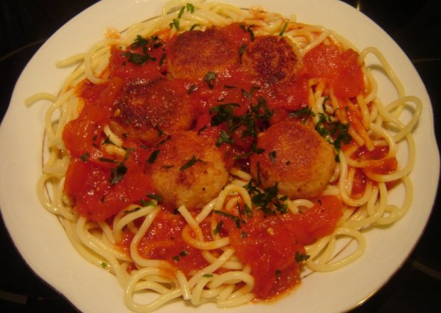 Fotografia przedstawiająca Spaghetti z pulpetami w sosie pomidorowym