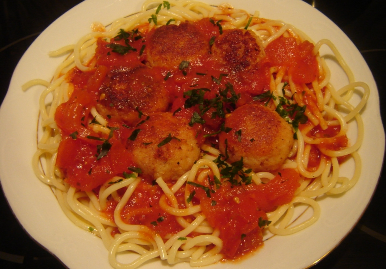 Spaghetti z pulpetami w sosie pomidorowym foto