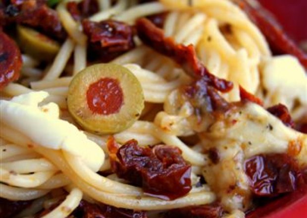 Fotografia przedstawiająca Spaghetti z salami chorizo i suszonymi pomidorami