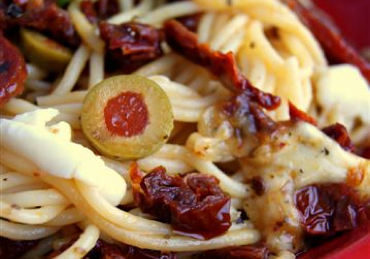Spaghetti z salami chorizo i suszonymi pomidorami foto