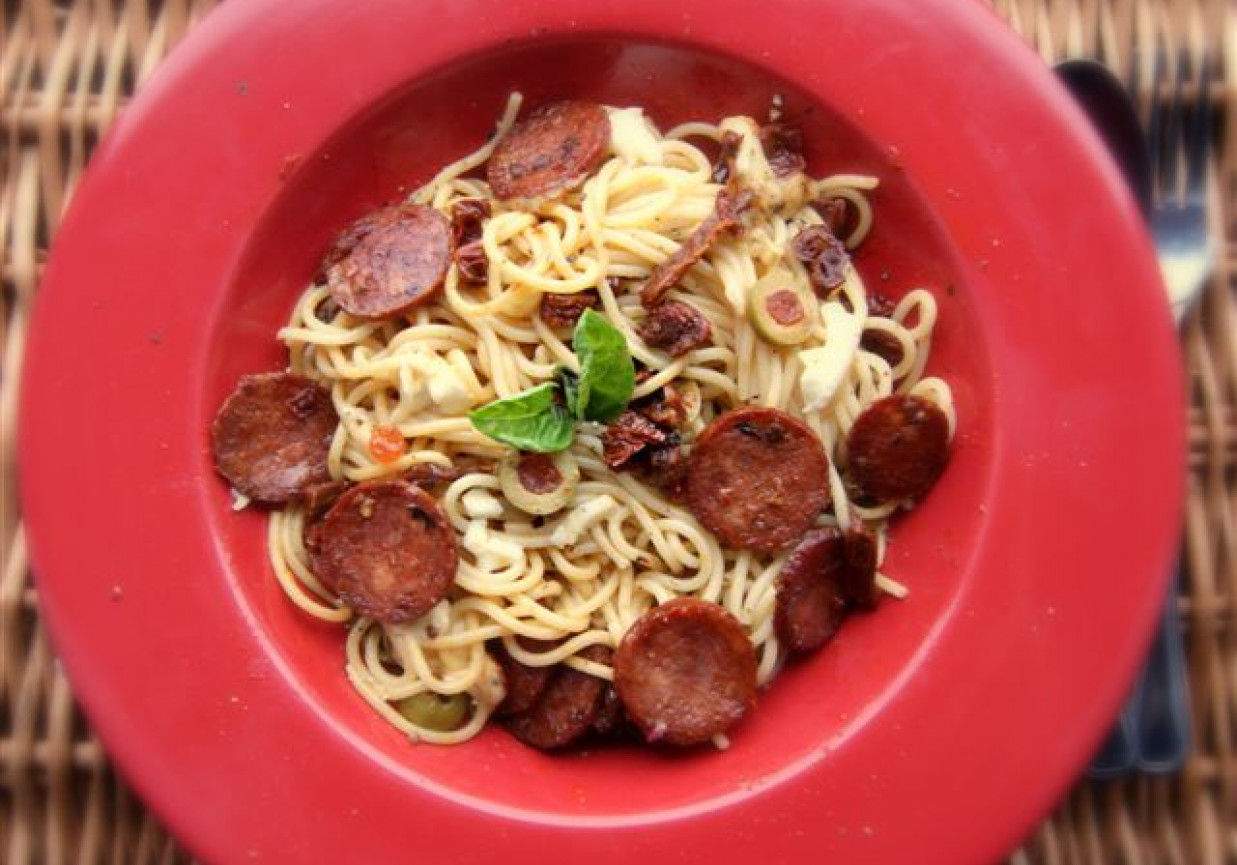 Spaghetti z salami chorizo i suszonymi pomidorami DoradcaSmaku.pl