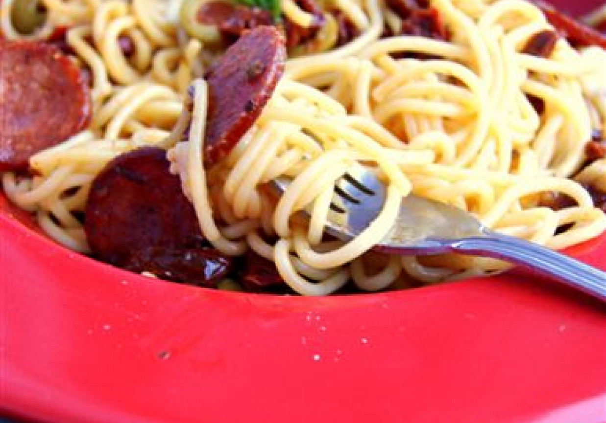 Spaghetti z salami chorizo i suszonymi pomidorami foto