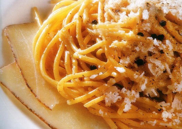 Fotografia przedstawiająca Spaghetti z serem i pieprzem
