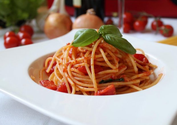 Fotografia przedstawiająca Spaghetti z sosem basilico ze swieżych pomidorków