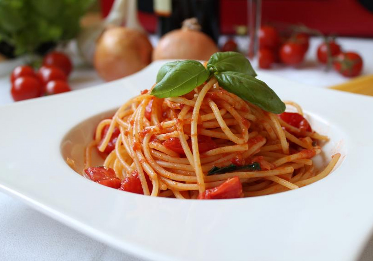 Spaghetti z sosem basilico ze swieżych pomidorków foto
