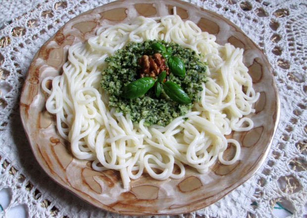Fotografia przedstawiająca Spaghetti z sosem bazyliowo-orzechowym