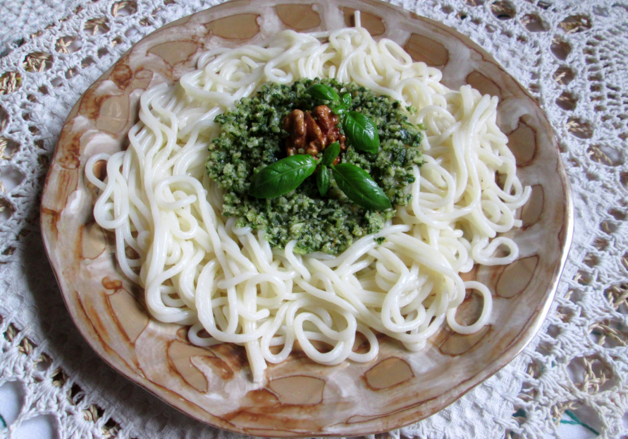 Spaghetti z sosem bazyliowo-orzechowym foto