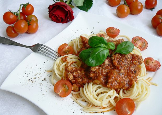 Fotografia przedstawiająca Spaghetti z sosem bolognese