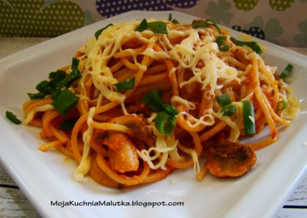 Fotografia przedstawiająca Spaghetti z sosem bolońskim i pieczarkami