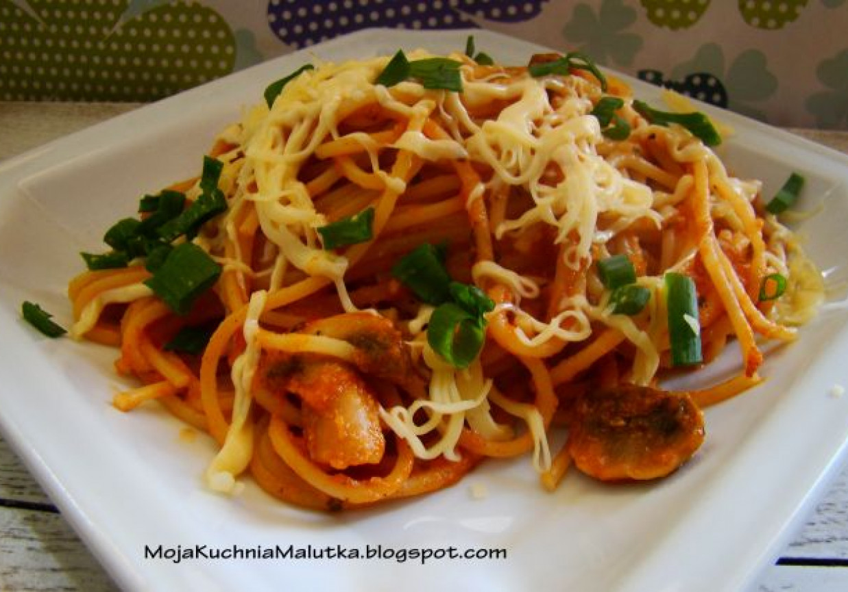 Spaghetti z sosem bolońskim i pieczarkami foto
