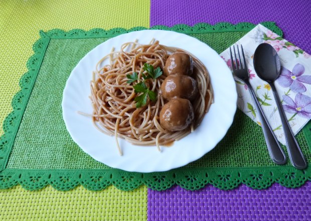Fotografia przedstawiająca Spaghetti z sosem i kuleczkami z mięsa