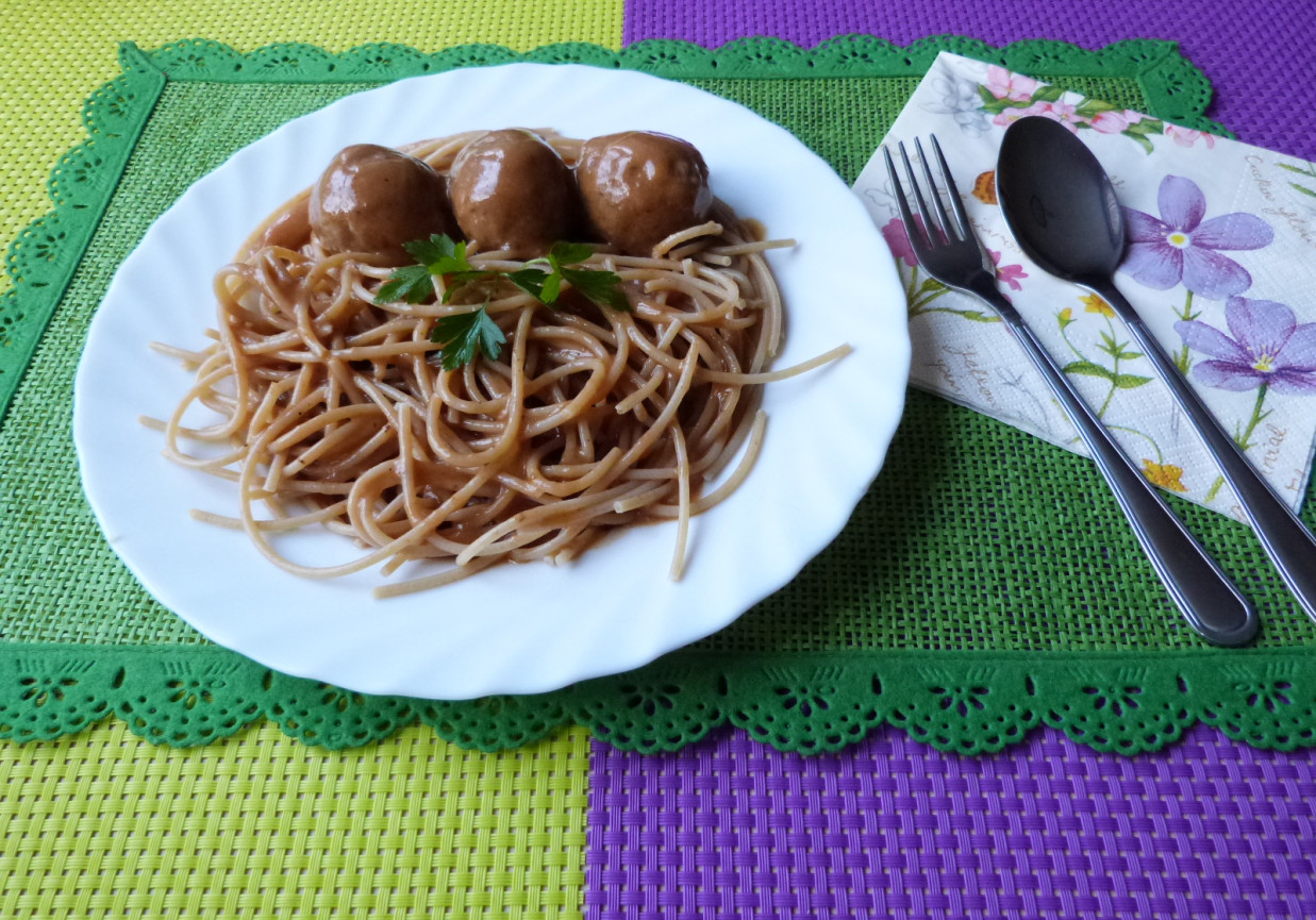 Spaghetti z sosem i kuleczkami z mięsa foto