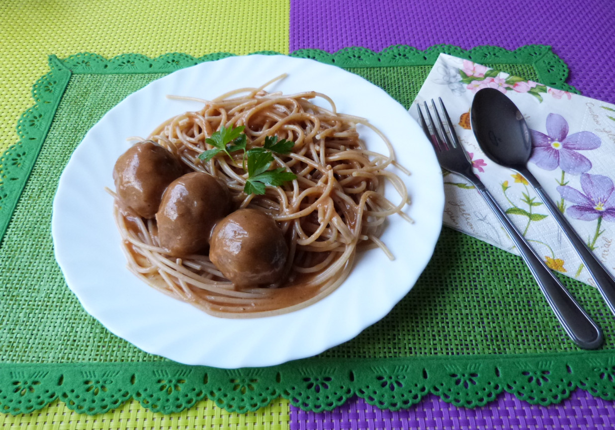 Spaghetti z sosem i kuleczkami z mięsa foto