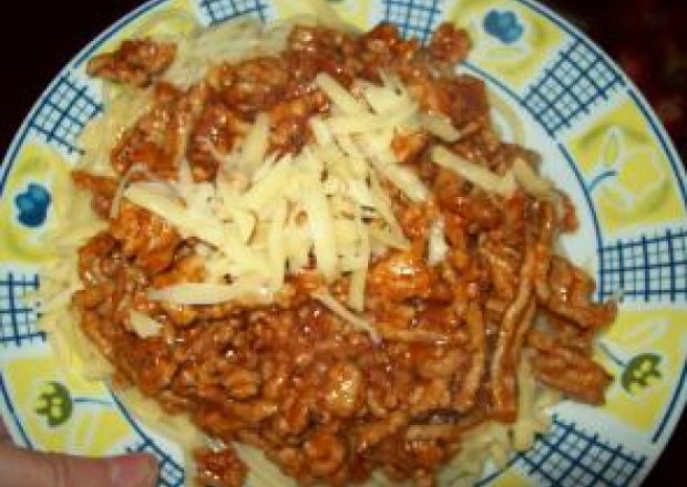 Fotografia przedstawiająca Spaghetti z sosem i żółtym serem