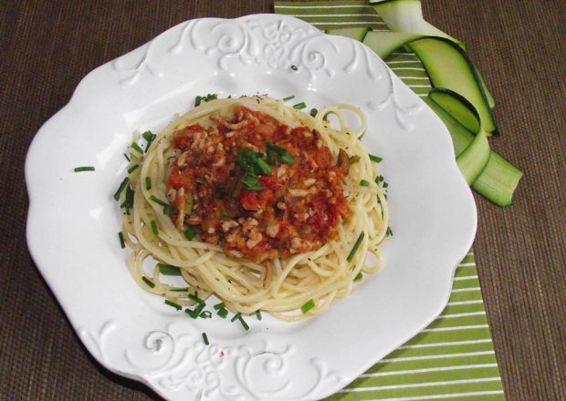 Fotografia przedstawiająca Spaghetti z sosem mięsno-cukiniowym