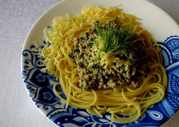 Fotografia przedstawiająca Spaghetti z sosem mięsno – pokrzywowym