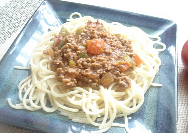 Fotografia przedstawiająca Spaghetti z sosem mięsno-pomidorowym z papryką