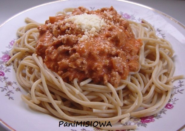 Fotografia przedstawiająca Spaghetti z sosem mięsno-pomidorowym