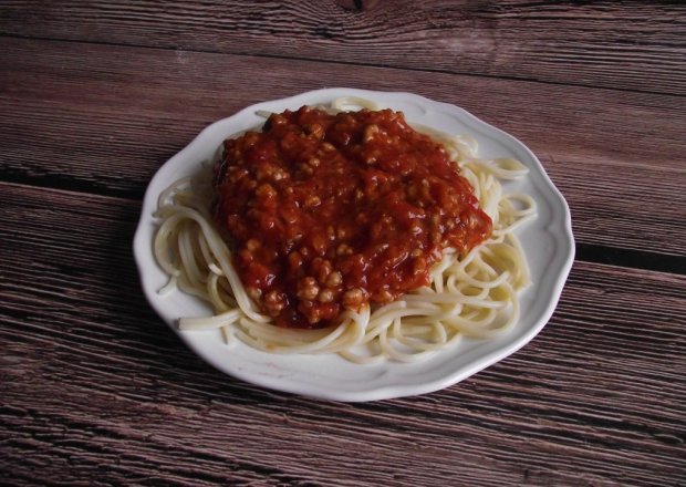 Fotografia przedstawiająca Spaghetti z sosem mięsnym na duszonych warzywach