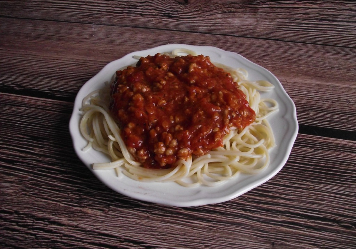 Spaghetti z sosem mięsnym na duszonych warzywach foto