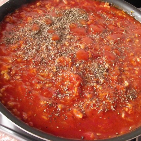 Krok 3 - Spaghetti z sosem mięsnym na duszonych warzywach foto